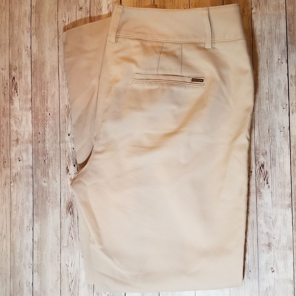 W56- White House Black Market Beige/Cream Cropped Pants